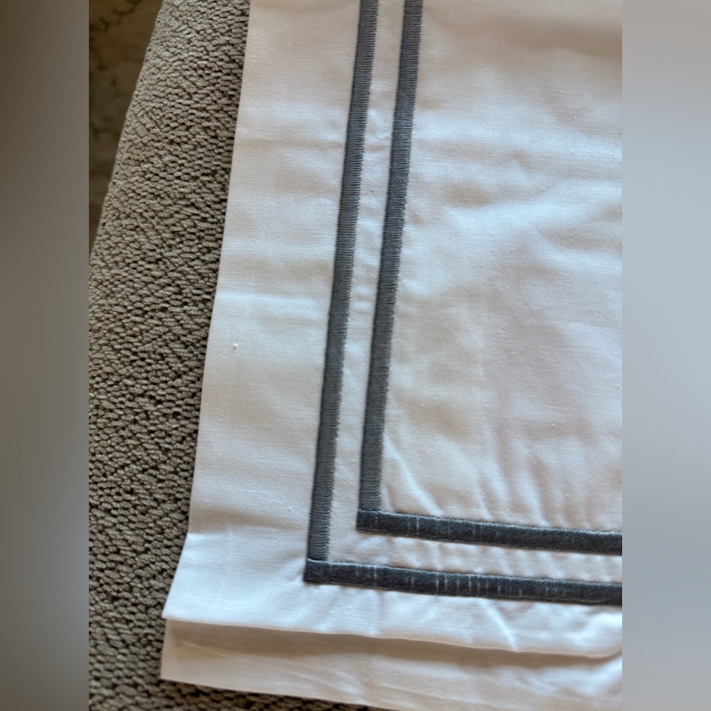(1) Italian White Hotel Satin Stitch Pillowcase Sham Standard 20”W x 28”L 20x28 - Picture 3 of 4